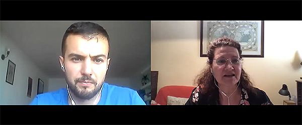 El periodista de Redacción Médica, Jesús Arroyo, durante la entrevista con Mercedes Siles, directora de la Aneca. 