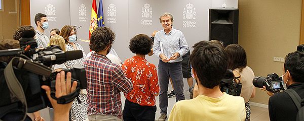 Fernando Simón hablando con la prensa tras su comparecencia en el Ministerio de Sanidad.