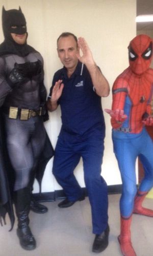 Joan Pons, con 'Batman' y 'Superman'.