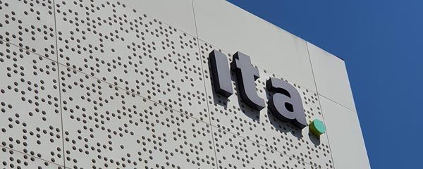 Exterior del centro situado en Barcelona.