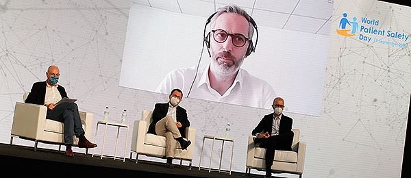 Fréderic Fuz, director de Gestión de Riesgos de Sham en España; Juan Antonio Hueto, coordinador de Procesos Quirúrgicos del ICS; Domingo Marzal, director médico de Innovación de Hospitales en Sanitas y, en la pantalla, Pierre-Yves Antier, director de Estrategia e Innovación de Sham.