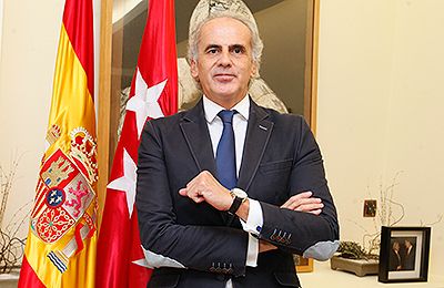 Enrique Ruiz Escudero durante la entrevista con Redacción Médica.