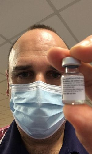 Joan Pons, sosteniendo uno de los viales que contienen la vacuna Covid-19 de Pfizer.