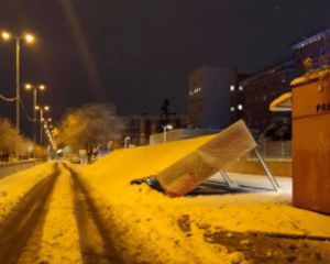 Exteriores del Hospital de Toledo. En la imagen, la parada de taxi terminó cediendo ante la acumulación de nieve. 
