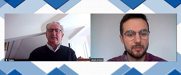 Tomas Cobo charla con Jesús Arroyo, periodista de Redacción Médica. 