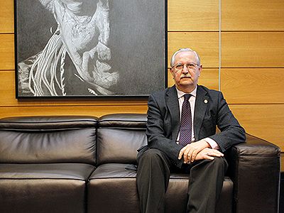 Serafín Romero posa en su despacho. 