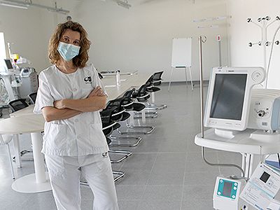 Eva Prats, en la sala donde forman a los sanitarios de la UCRI en el uso de las tecnologías que requiere esta Unidad.