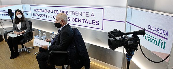 Sonia Navarro, redactora en Redacción Médica, junto a Mario Hernández, responsable de la División Hospitalaria de Camfil España.