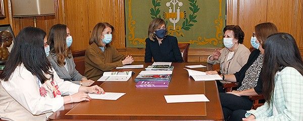 De izq. a drcha.: Laura Gómez, jefa de Servicio de Mantenimiento del Hospital Universitario de Móstoles; Ana Gómez, subdirectora de Gestión y Servicios Generales del Hospital Universitario La Paz; Alicia Portas, directora de Gestión del Hospital Universitario La Paz; Belén Hernando, coordinadora de la Unidad de Gestión del Plan Infraestrucuturas de la Dirección General de Infraestructuras Sanitarias del Sermas; Carmen Oñate, directora de Gestión del Hospital General Universitario Gregorio Marañón; Ana Cabrero, subdirecotra de Gestión Técnica del Hospital Universitario 12 de Octubre;  y Beatriz Blanco, jefa de Sección de Mantenimiento y Obras del Hospital Universitario Ramón y Cajal.
