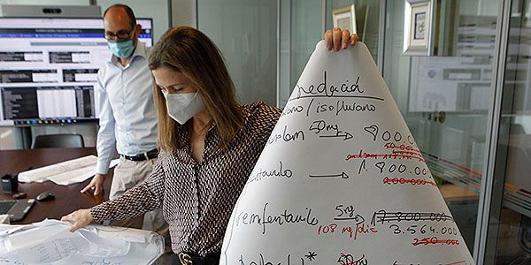 María Jesús Lamas, en su despacho de la Aemps revisando documentos.