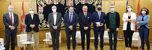 José Manuel Freire, diputado portavoz de Sanidad del PSOE; Eduardo Raboso, diputado del PP; José María Antón García, candidato de Ciudadanos; César Franco, decano del Colegio Oficial de Ingenieros Industriales de Madrid; José María Alonso, presidente de la Unión Interprofesional de la Comunidad de Madrid; Antonio González, vocal de la Comisión de Ingeniería Médica y Sanitaria del COIIM y AIIM; Javier Padilla, candidato de Más Madrid;  Ana María Cuartero, secretaria general y portavoz adjunta de Vox, y Vanesa Lillo, diputada de Unidas Podemos. 