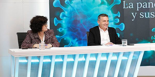 Lola Moreno y Jaume Raventós durante el debate.