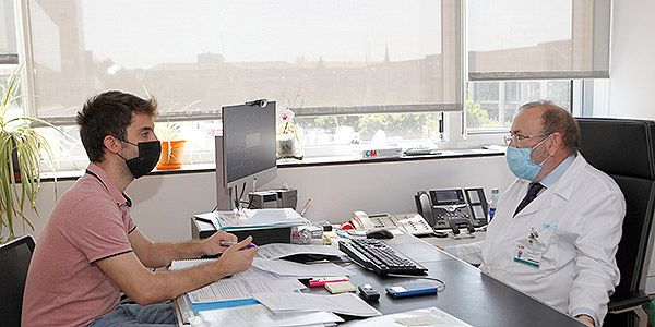 Jesús Mediavilla, redactor e la sección de Autonomías, entrevista a Rafael Pérez-Santamarina.