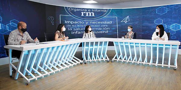 Los cuatro ponentes defienden la necesidad de la implantación de la enfermera escolar en los centros.