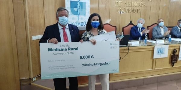 Julio Ancochea, presidente de Asomega, y Cristina Margusino, jefa del Equipo de Atención Primaria de Xinzo da Limia