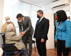 Sánchez durante su visita a Araceli, la primera vacuna contra el Covid en España.