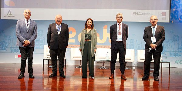 Jesús Sanz, Jesús Aguirre, Silvia Calzón, José Antonio Medina y José Soto en el acto de clausura del 22 Congreso de Hospitales y Gestión Sanitaria.