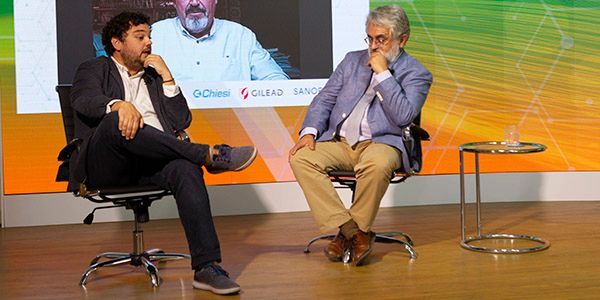 Julio Torrado interviene en el debate ante Eduardo Raboso y José Ignacio Delgado.