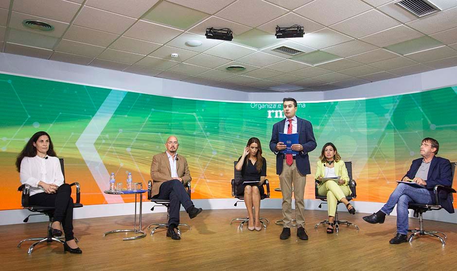 Antonia Martín, César Pascual, Carmen Pérez (moderadora), Juan Manuel Fernández (presentador), Eva Salmón y Luis Javier Telleria.