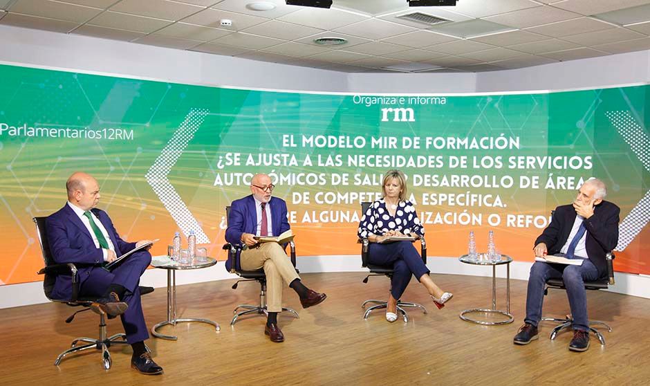 Santiago Morón, Rodrigo Gutiérrez y Vicente Valle durante el debate del modelo MIR.