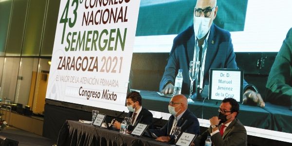 Un instante de la mesa: 'La protección de la salud en el entorno digital'.