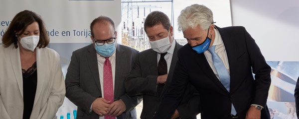 La consejera de Economía, Empresas y Empleo en Castilla-La Mancha, Patricia Franco; el alcalde de Torija, Rubén García; el presidente de Castilla-La Mancha, Emiliano García-Page y el director general de Linde Gas España, Baltasar Palanca, en el inicio de la construcción de la próxima planta de Linde Gas España