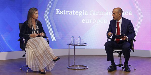 María Jesús Lamas, directora de la Aemps, y Ricardo López, director general de Sanitaria 2000.