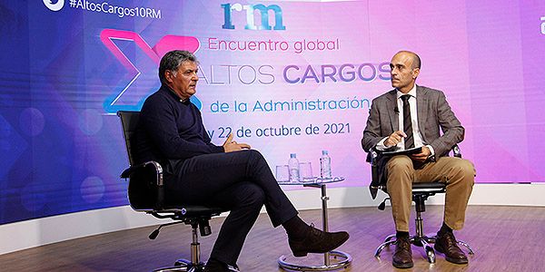 Toni Nadal charla con Ricarlo López, director general de Sanitaria 2000, durante su conferencia.