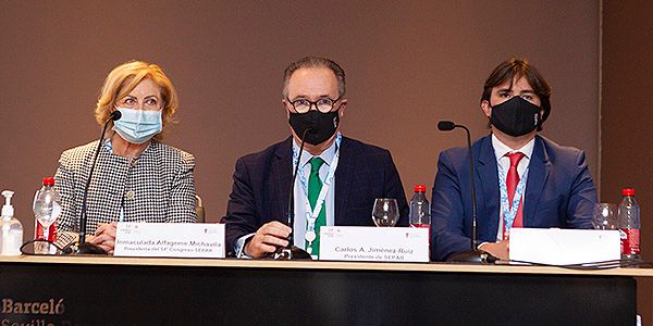 Carlos Jiménez, neumólogo y presidente de SEPAR, junto a Inmaculada Alfageme, presidenta del 54º Congreso Nacional SEPAR Sevilla 2021; y el neumólogo, Felipe Villar Álvarez