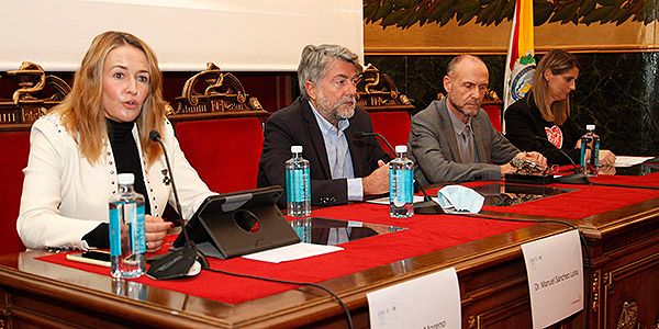 Marta Moreno, directora de Asuntos Corporativos y de Acceso al Mercado de Astrazeneca; Manuel Sánchez Luna, presidente de SENEO y jefe del Servicio de Neonatología del Hospital Universitario Gregorio Marañón de Madrid; Julio Zarco, especialista en Medicina Familiar y Comunitaria, presidente de la Fundación Humans y subdirector gerente del Hospital Clínico San Carlos; y Amaya Saez, directora de la Fundación Menudos Corazones.