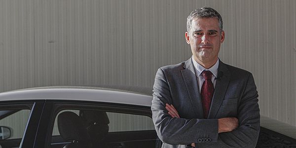 El director general de Carburos Metálicos, junto al vehículo propulsado por hidrógeno renovable de la compañía.