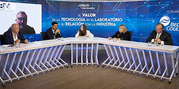 Los participantes en el debate concuerdan en que la tecnología y el nuevo perfil de los profesionales están al servicio del paciente.
