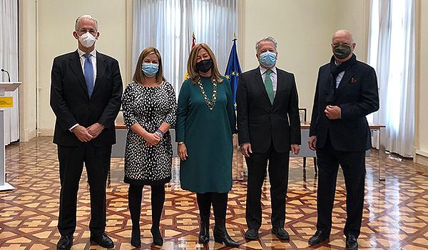 Javier Murillo, director general de SegurCaixa Adeslas; Myriam Pallarés, directora general de Muface; Lidia Sánchez Milán, secretaria de Estado de Función Pública; Francisco de Juan Ruiz, director general de Salud de DKV; y Francisco Ivorra, presidente de Asisa, durante la firma del concierto de Muface 2022-2024.