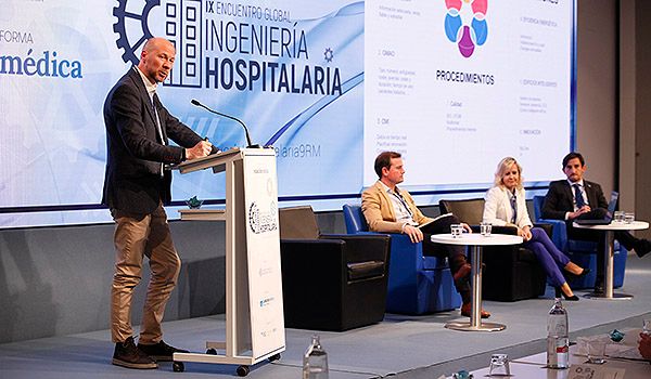 La mesa de debate 'Ingeniería Hospitalaria: nuevos instrumentos de gestión' ha contado con la participación de Alberto López-Rosa, Fernando Durbán y Jesús Martín, y ha sido moderado por Miriam González, directora de Gestión y de Servicios Generales de la Gerencia de Atención Primaria de Cantabria. 