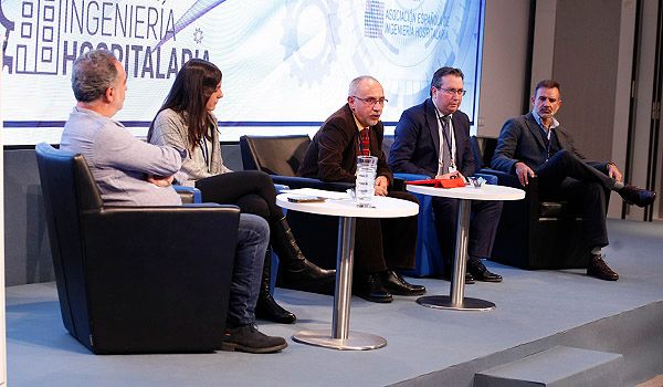 La mesa de debate 'Cómo adaptar un hospital a las nuevas UCRI' ha tenido como moderador a Agustín Ortega, vocal de la Asociación Española de Ingeniería Hospitalaria (AEIH). 