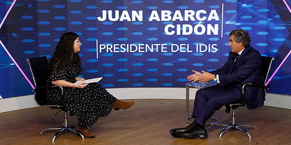 Cristina Alcalá, jefa de Empresas de Redacción Médica, y Juan Abarca Cidón, presidente del IDIS, en un momento de la entrevista. 