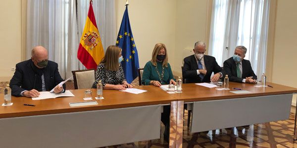Momento en el que Muface y las aseguradoras firman el nuevo concierto.