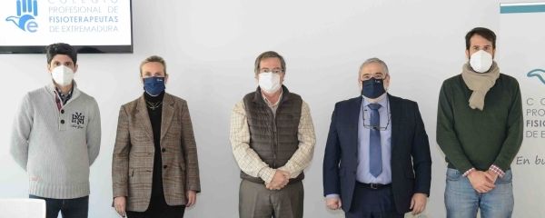 A la firma en el Colegio de Badajoz han asistido: Juan José Jiménez, Francisco Javier Méndez y Luis Espejo, presidente, secretario general y vocal de la entidad colegial, la delegada de AMA en Badajoz Aurora Sanguino, y el director de colectivos de AMA, Miguel Ángel Vázquez.