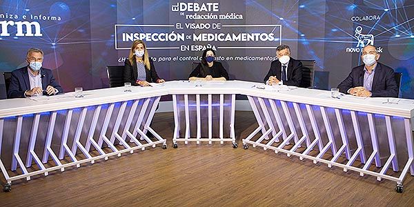 Aureliano Ruiz, miembro de la Junta Directiva y presidente de la Comisión de Prestaciones de la Federación Española de Diabetes (FEDE); Elena Mantilla, directora general de Inspección y Ordenación Sanitaria de la Comunidad de Madrid; Clara Hernández, periodista de Redacción Médica; Luis González, presidente en funciones del Colegio Oficial de Farmacéuticos de Madrid (COFM); y Francisco Merino, representante de la Sociedad Española de Diabetes (SED).