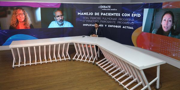 De izquierda a derecha: Maria Molina Molina, jefa del Grupo de Investigación del Servicio de Neumología del Hospital de Bellvitge; José Antonio Rodríguez Portal, responsable de la Unidad de Enfermedades Intersticiales, Ocupacionales y Raras de Neumología del Hospital Virgen del Rocío; Iván Fernández, redactor de Especialidades de Redacción Médica; y Claudia Neumóloga Especialista del Servicio de Neumología del Hospital de La Princesa.