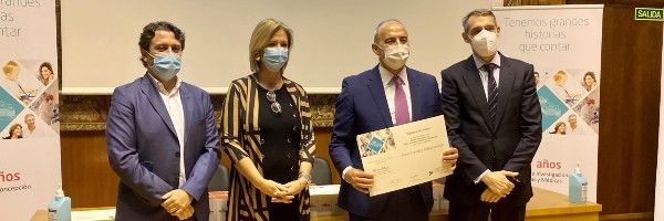 Uno de los homensajeados de este año de la FJD en el momento de recoger su Diploma de Honor.