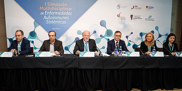 Instante de la presentación del 'I Simposio Multidisciplinar de Enfermedades Autoinmunes Sistémicas'.