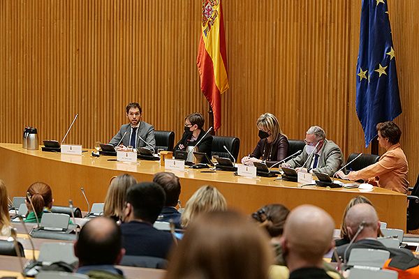 Un momento de la mesa de respuesta parlamentaria 'El compromiso político frente al VIH'.