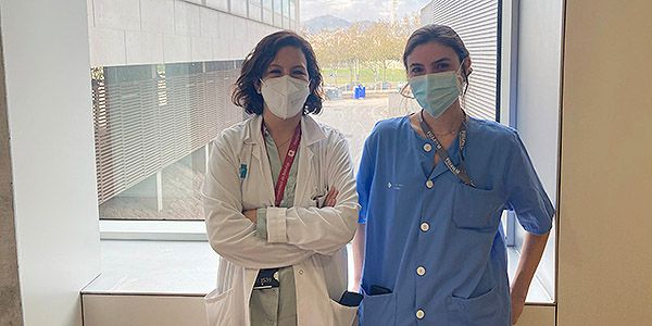 Las neumólogas Mariana Muñoz y Marta Díez, en el Hospital de Bellvitge