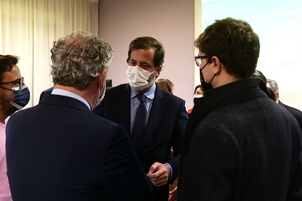 Carlos Rus, presidente de ASPE conversando con Tomás Cobo, presidente de la Organización Médica Colegial (OMC).