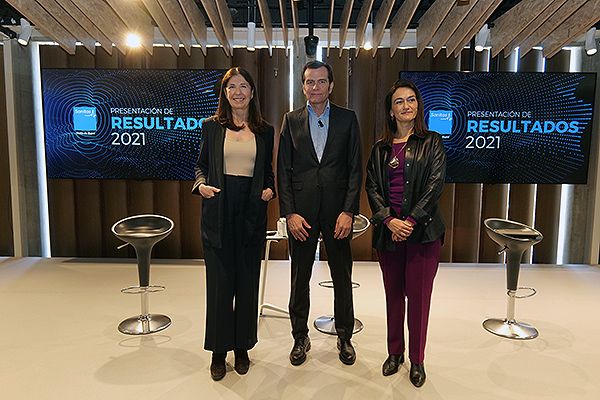 Yolanda Erburu, Iñaki Peralta y Pilar Villaescusa, durante la presentación de los resultados de 2021 de Sanitas.
