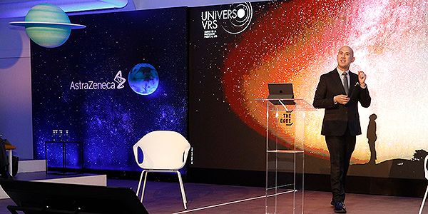 El presidente de Astrazeneca España, Rick Suárez, da la bienvenida a los asistentes a la presentación de 'Universo VRS'.