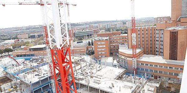 Imagen de la edificación, tras la cimentación, del nuevo Edificio de Hospitalización.