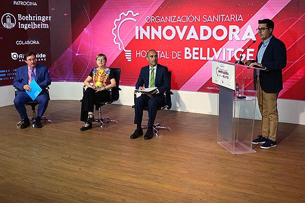 Domingo del Cacho, presidente de la agruapción territorial de SEDISA de la Comunidad de Madrid; Montserrat Figuerola, gerente del Hospital de Bellvitge; y Ricardo López, director general de Sanitaria 2000. Junto a ellos, Juanma Fernández, jefe de Sección de Nacional de Redacción Médica. 