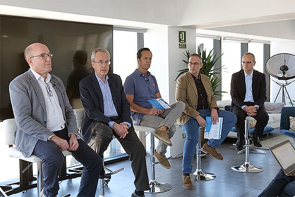 Miguel Ángel Martínez-García, coordinador de investigación del área de enfermedades respiratorias del Hospital Universitari i Politècnic La Fe, de Valencia;  Francisco García Río, presidente de Separ; Luis Máiz, de la unidad de infección bronquiar crónica, fibrosis quística y bronquiectasias, del Hospital Universitario Ramón y Cajal; David de la Rosa, del servicio de Neumología del Hospital de la Santa Creu i San Pau, de Barcelona;  y Miguel Muñoz, director médico de los laboratorios Teva.